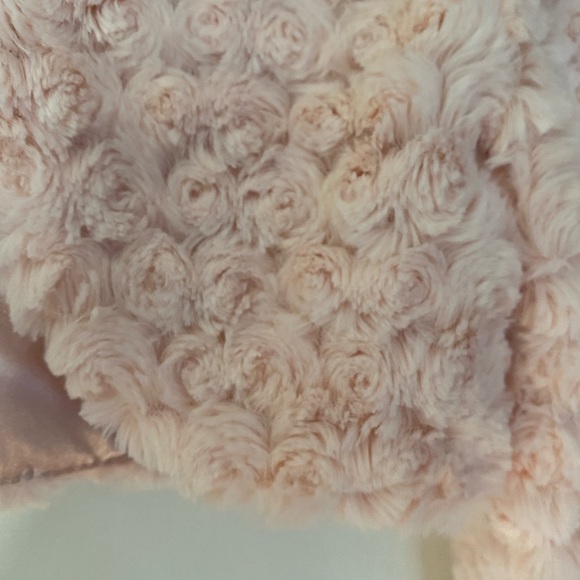 BEAUTIFUL LIGHT PINK, FAUX FUR, SHRIMP G/BOLERO BY IRIS & IVY . - Picture 5 of 5